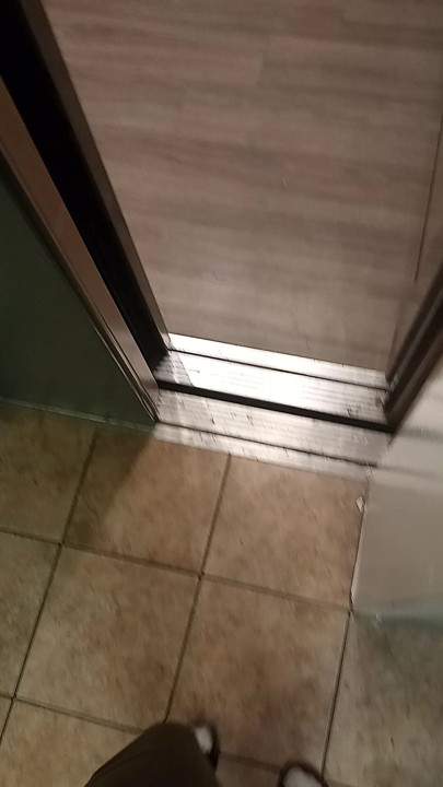 Homem se masturbando em um elevador público