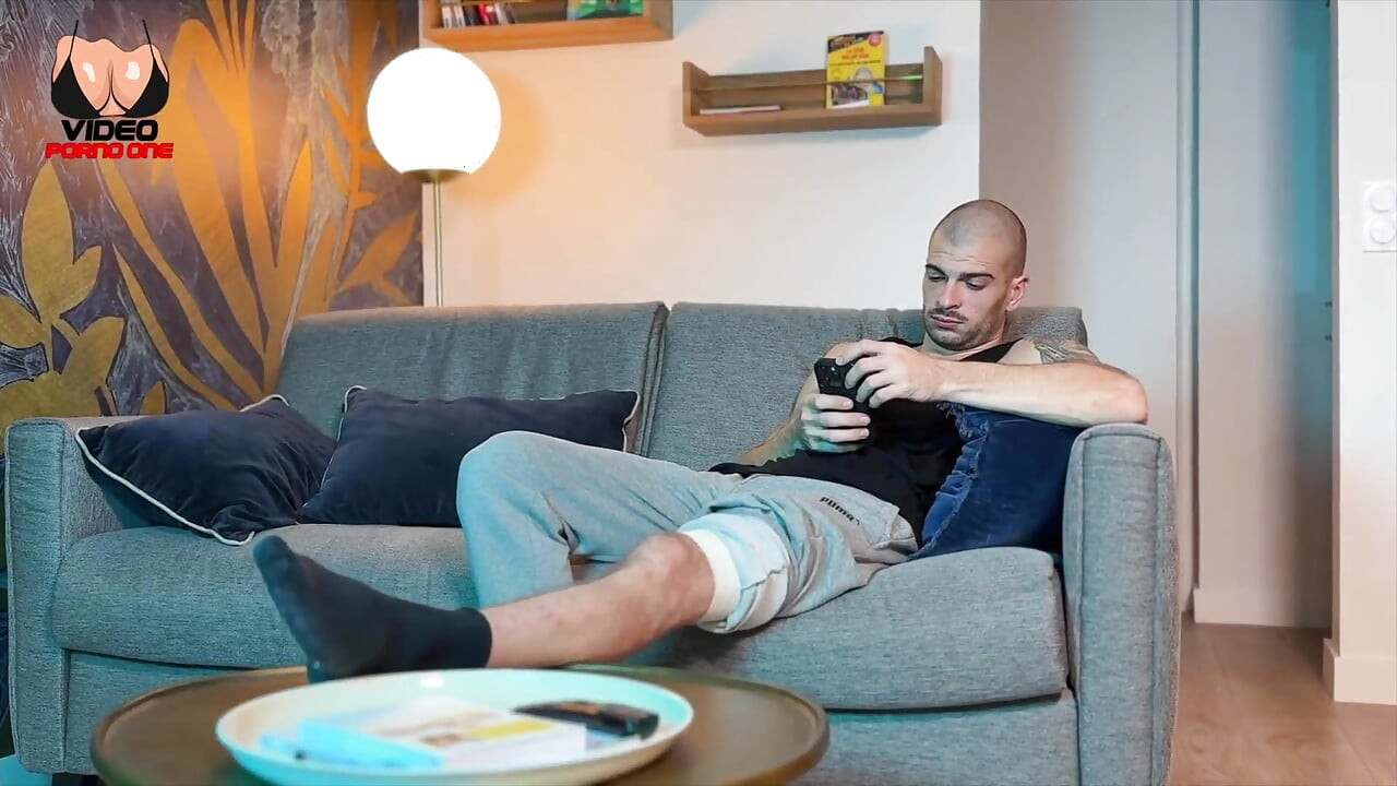 Ma Voisine Vient Pour Boire Un Café Elle Finit À 4 Pattes Dans Mon Lit!