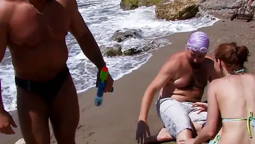 Götünü siktirmek için iki yabancıyla plaja gitti!