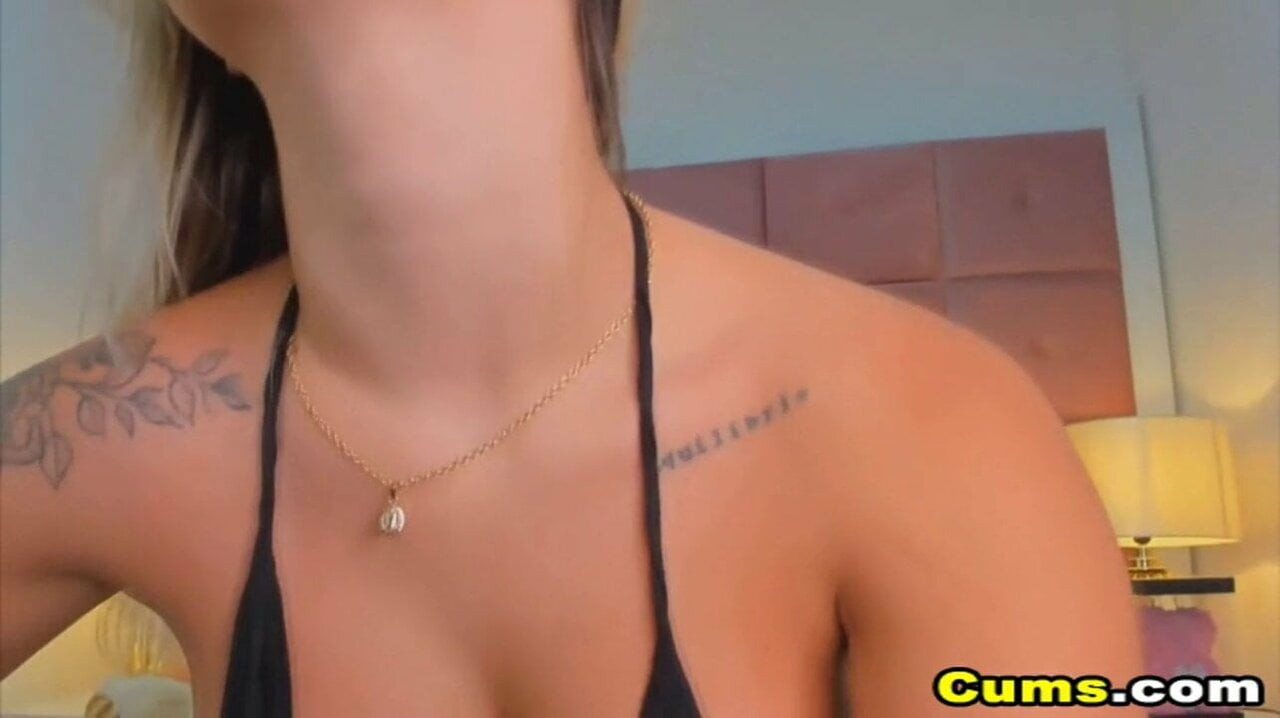 Awek bertetek besar mengongkek pepeknya dengan dildo