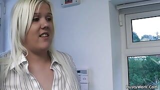 Geile chefin knallt fette blondes büro