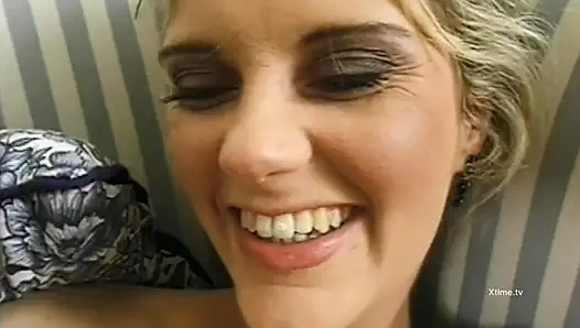 Heiße blondine braucht einen großen schwanz in den arsch!