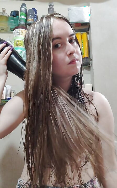 私は私の髪を乾かす