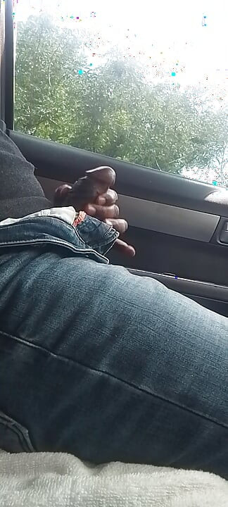 Sexo público en coche con la carretera abierta