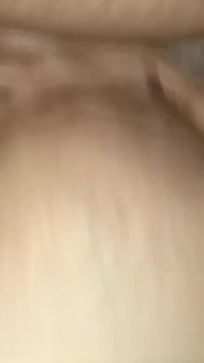 ديلدو وردي جديد كبير جدا بالنسبة له. لكنه لا يزال يجعله يئن مثيرا جدا | مقطع 2