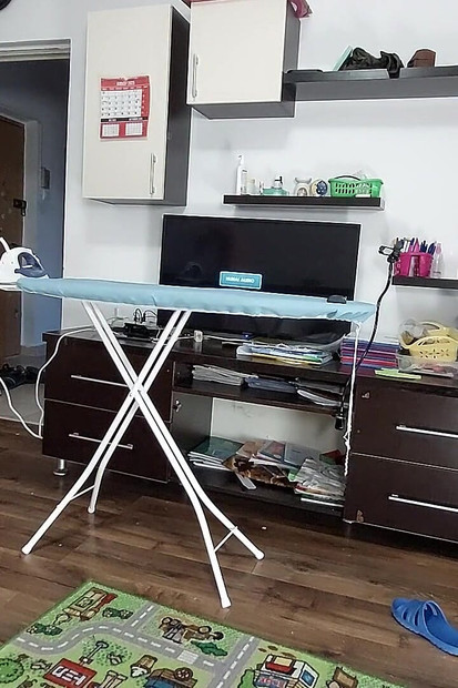 زوجة مثيرة تقوم بالأعمال المنزلية في المنزل عارية