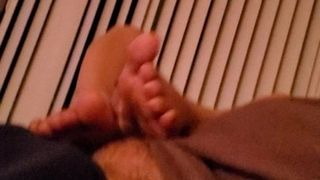 Footjob par sa copine latina