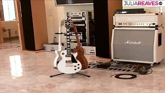 Tätowiertes mädchen bekommt vor einem harten fick auf dem sofa die muschi geleckt