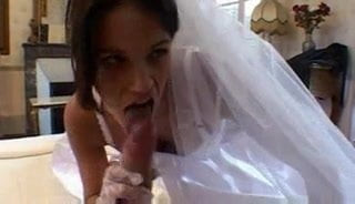 Une mariée sexy chevauche une grosse bite française par fra1