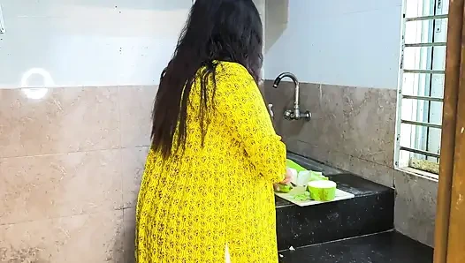 Внезапно я трахнул свою тещу, когда она режу карри на кухне - грубый секс дези