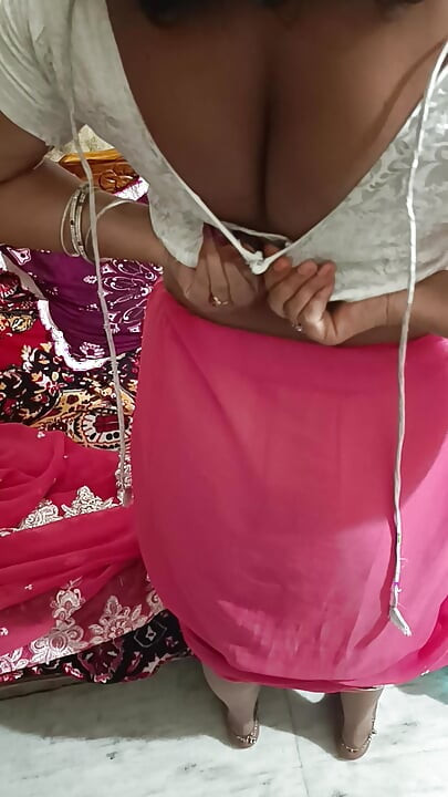 Desi Indische mooie Telugu tante Saree neukt hete romantische kut op zijn hondjes