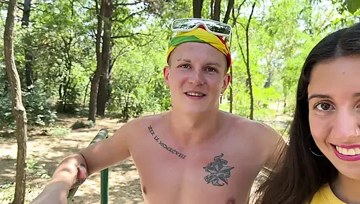 Bi-dreier - ein fremder lud ein verheiratetes paar ein, spaß zu haben und fickte sie im wald
