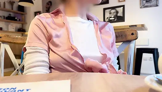 Extrem sexy weiße hauchdünne bluse, die meine großen, hart gepiercten brustwarzen in einem café zeigt