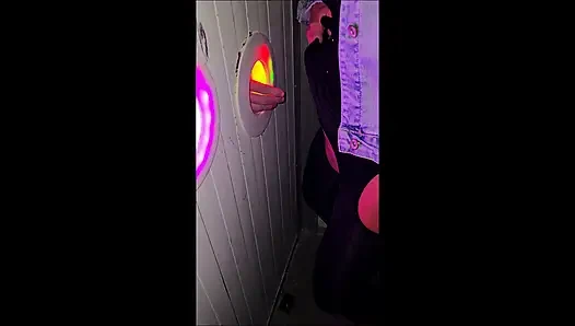besuch im sexshop mit gloryhole-booths, blowjob und fick mit fremden männern