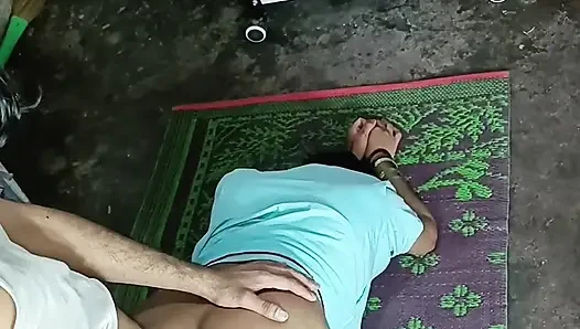 Büyük genç kız domaltarak yarak emiyor