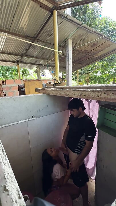 Geile stiefschwester ruft die stiefcousine ihres ehemanns aus dem badezimmer, damit er sie fickt