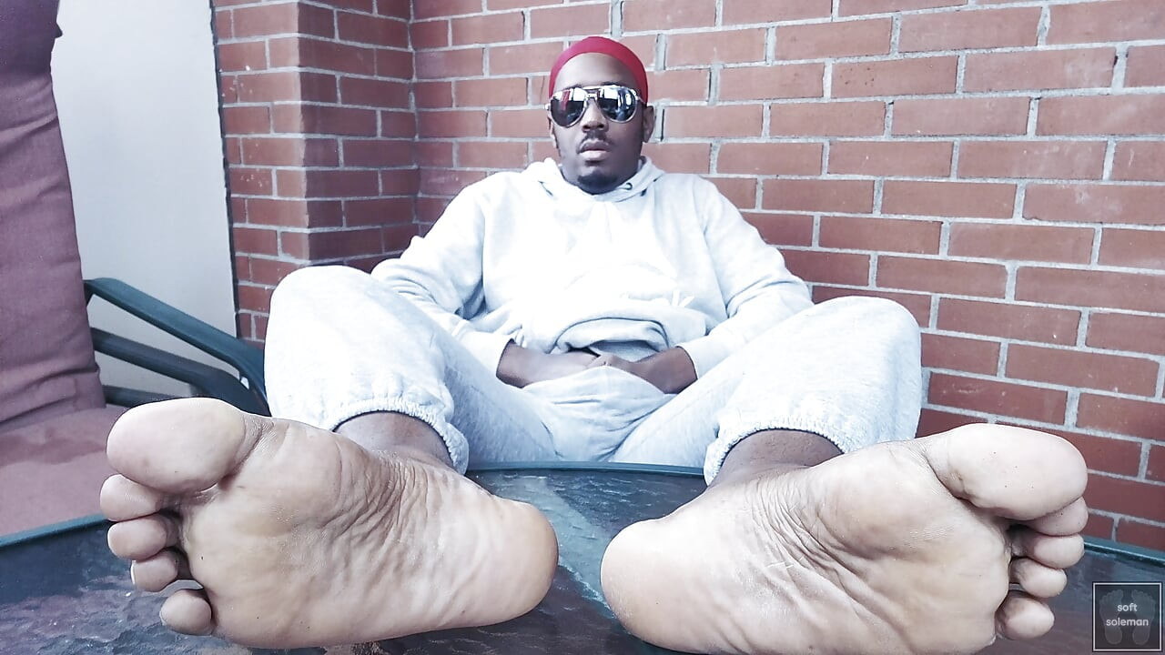 Dodirujem se i pokazujem stopala (2025)