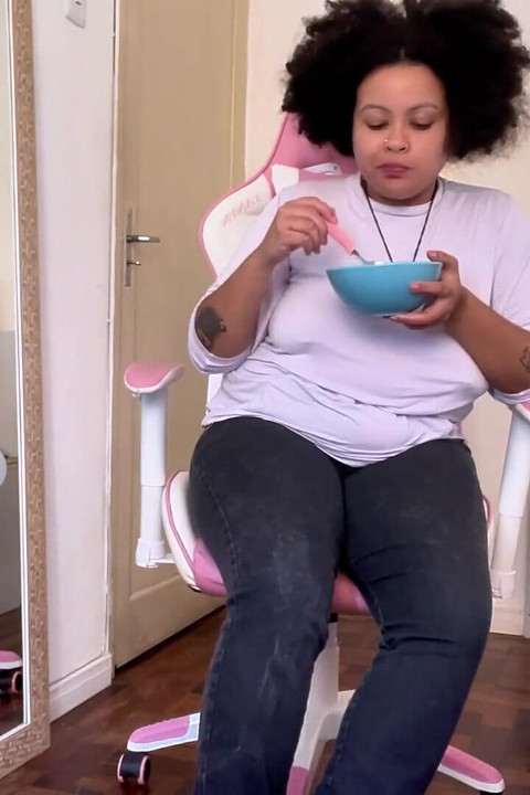 BBWの食事とPのおなら、彼氏が見ていて迷惑なの