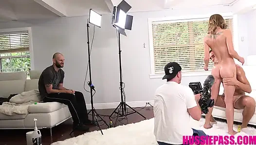 BTS: unschuldige megan und milan genießen es, ihre heißen körper zu ölen