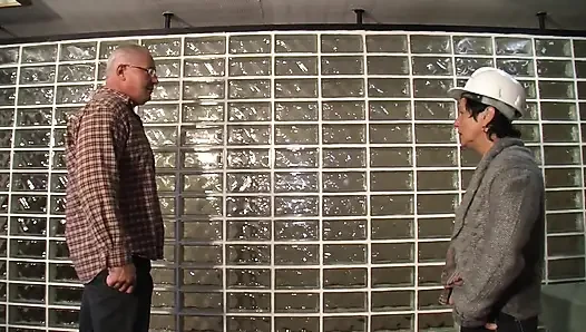 Şantiyede bu ıslak amcığı sikiyor!