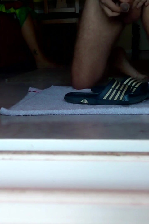 John在地板上的洗澡拖鞋上撒尿