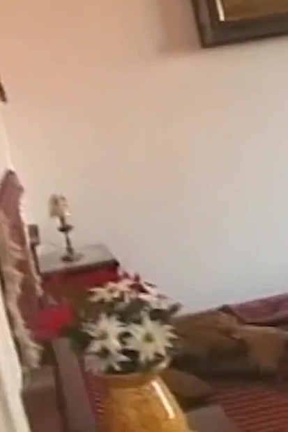 Gupha se ubharte hue bare prakritik stnon vali Dame apni oonchi eri ke joote ke sath tin logon vali chudaee svarg men aati hai