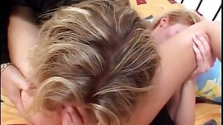 Schattige blondine met natuurlijke tieten houdt ervan om op zijn hondjes op het bed te neuken