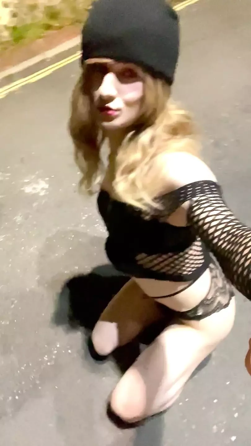 娘娘腔felicia荡妇走在大街上！
