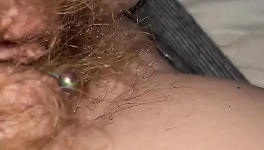 Ein haar, himmel als einzelner schamhaar wird um mein kitzler-piercing erwischt