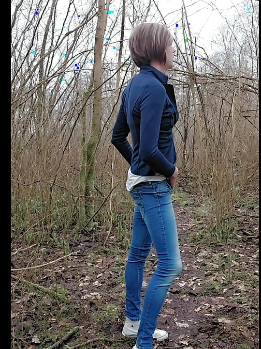 Casual dildo fuck on the woods