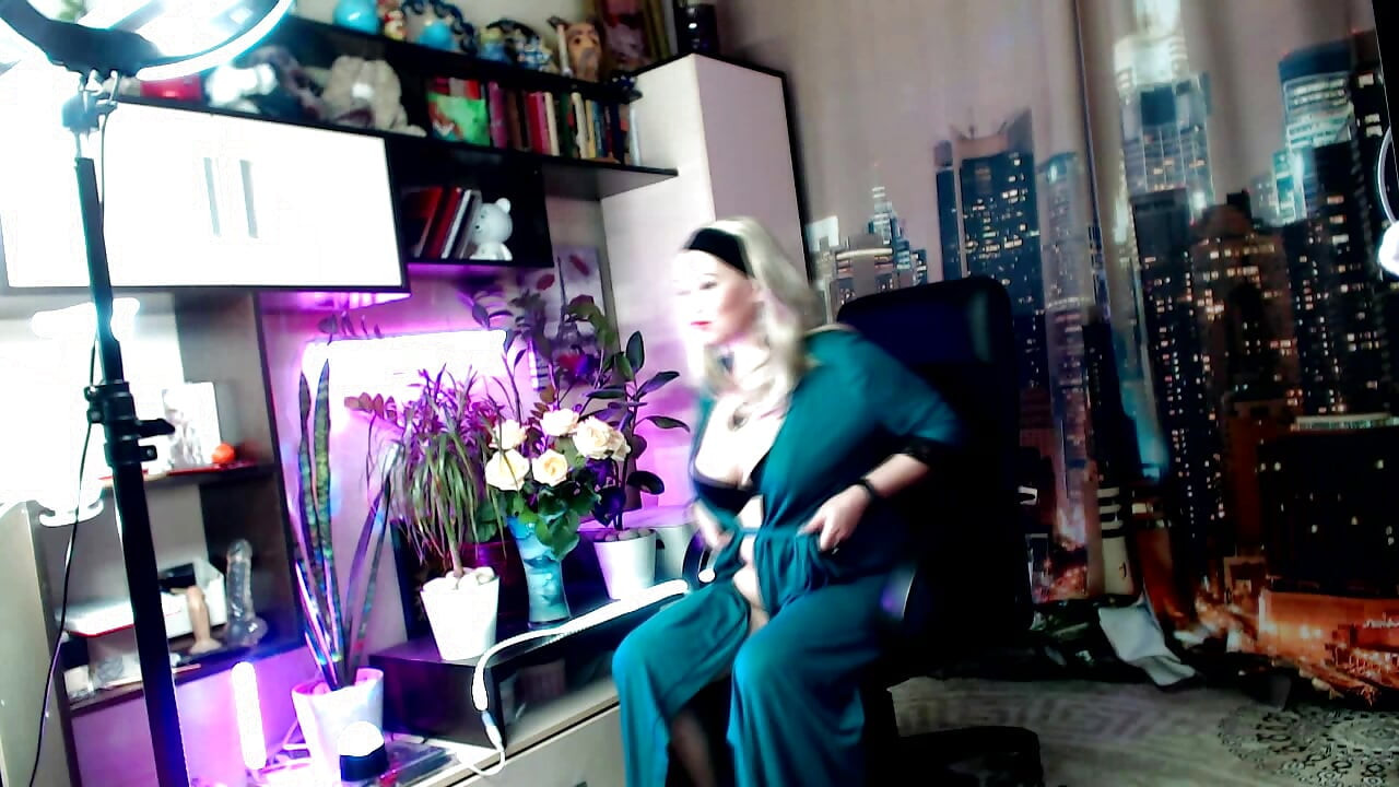 A mature whore, a webcam model, sucks her husband's dick after private sessions with strangers.!. (3)