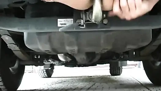 Apa pun bisa masuk ke pantat pelacur pirang ini