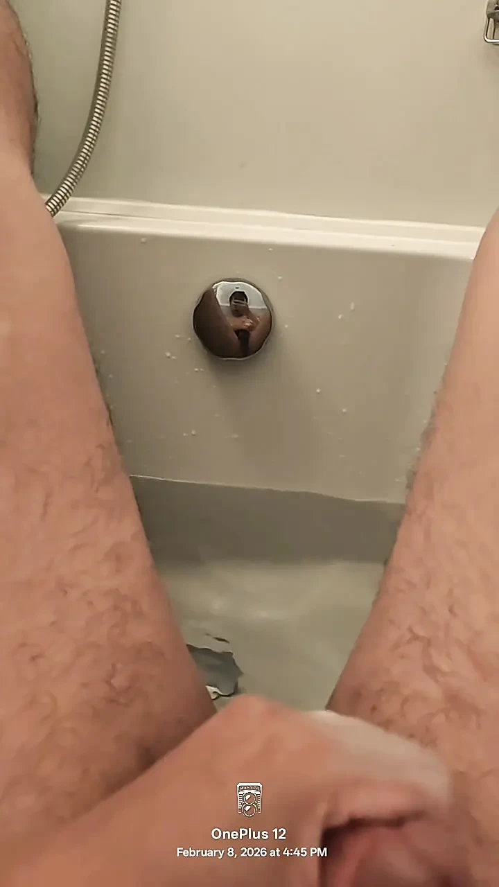 独奏游轮小屋浴室自慰 - 勃动的阴茎和湿滑的浴缸手淫 2