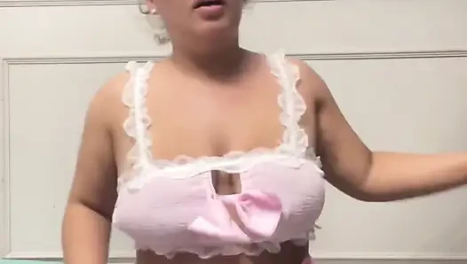 Büyük göğüslerimle büyük dildo oyunu zıplıyor