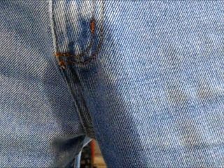 Orinando en mis jeans