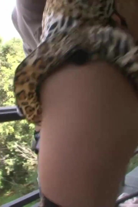 Vruća brineta Tori Black u visokim petama dobiva jebanje u guzu