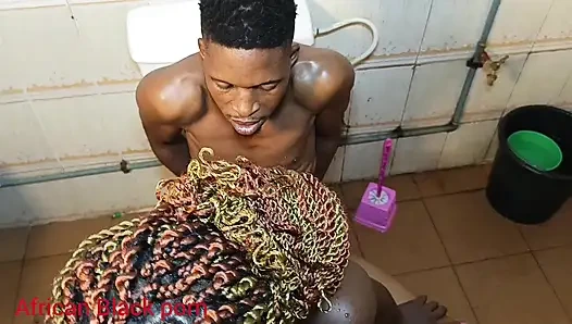 Pasangan nakal ngentot di kamar mandi