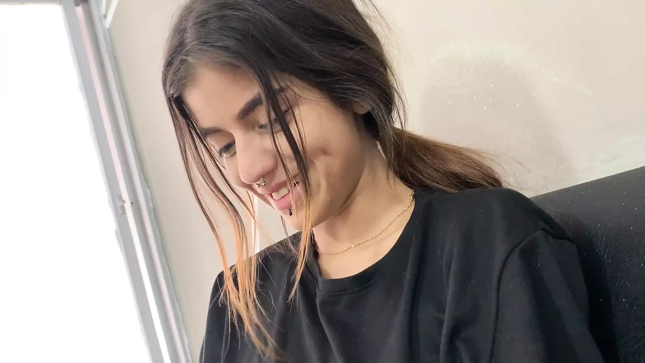 我的继妹看不到我没有衬衫，因为她对我的渴望增加了