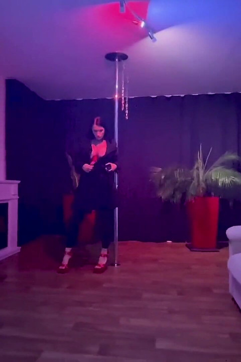 عرض Poledance اللسان مع Breastfucker