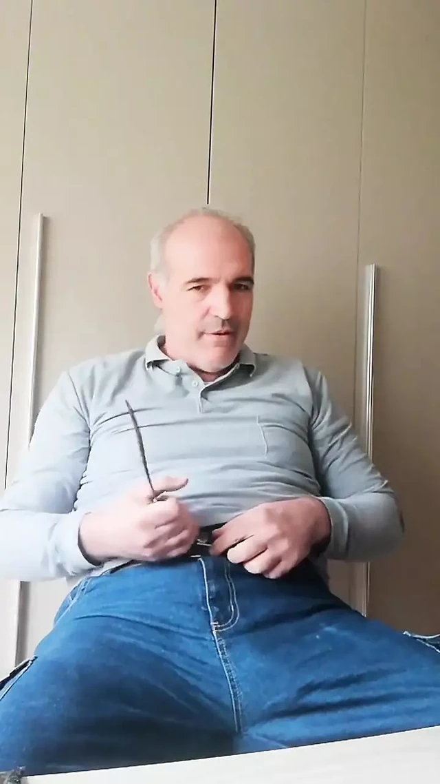 Писсуру и мастурбация с камшотом