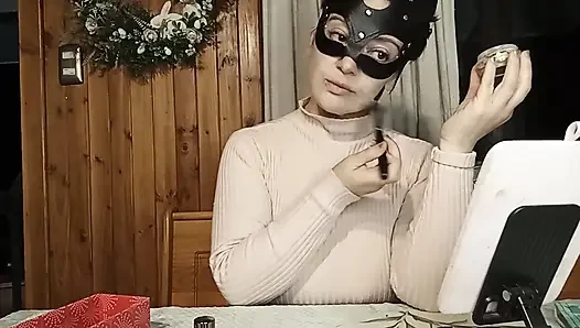 Maggy наносит губную помаду