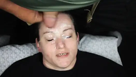 Грязной Dees снова покрывают ее лицо!