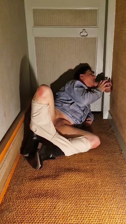 복도에서 딜도 빨며 애널 자위하기