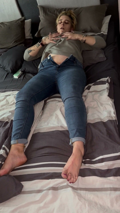 Masturbation on the bed, multiple orgasms, fingering, clitoris, moist, moaning, shaking, I several times, I'm coming, I'll get it | Clip 2