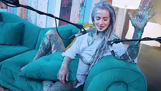 Aku berbicara tentang H - Happiness - ASMR podcast SFW berbicara dengan gadis kurus gothic bertato rambut gimbal