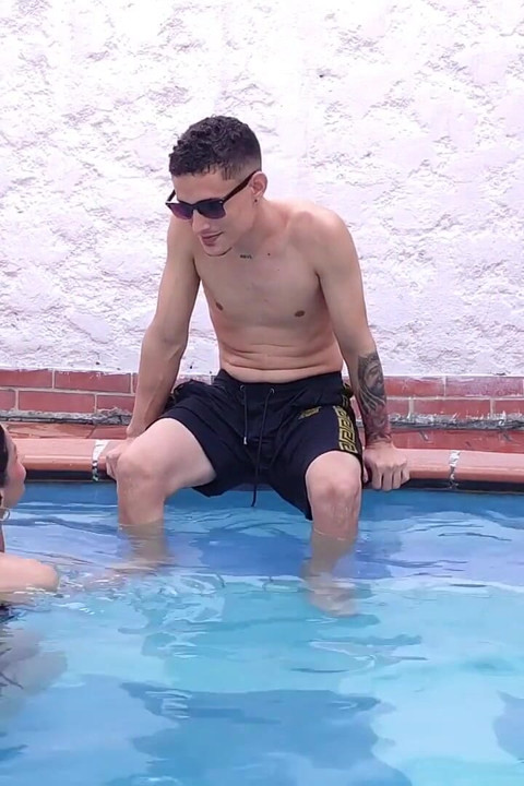 수영장에서 함께 섹스한 후 집 욕실에서 라틴계 계모와 섹스를 한다 진짜 아마추어 섹스