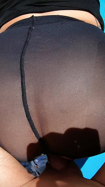 Novia clava a su novio necesitado con un cinturón hasta que se somete