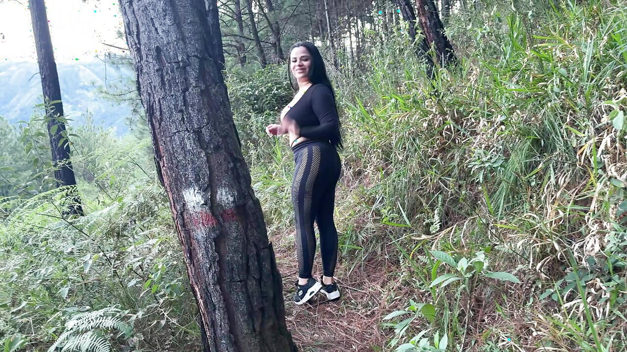 me chupa la polla en el bosque la mejor amiga de mi novia  mientas vamos de paseo