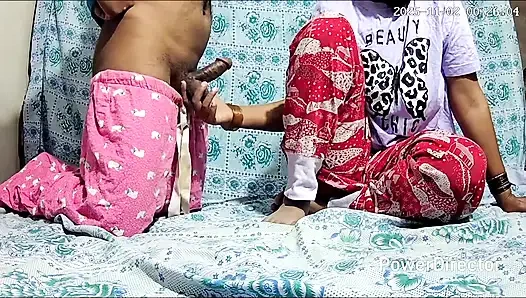 Hintli büyük göğüsler ve baba ormanda seks yapıyor