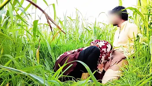 Mamma indiana e figliastro kheton mein choda bahut maja aaya